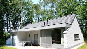 Exterior - Soothing Holiday Home in Stramproy With Terrace and Garden (Stramproy)