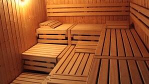 A sauna with wooden benches and benches, arranged in a row. - Winenne Home With Hot Tub (Beauraing)