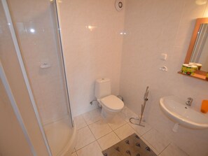 Shower - Apartment House in the Ore Mountains Near Valley Station, Loucná - Keilberg (Loucna Pod Klinovcem)