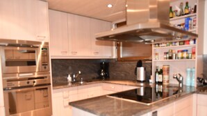 Apartemen | Dapur pribadi | Lemari es, microwave, oven, dan mesin pencuci piring