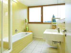 Bathtub - Exclusive and Detached Holiday Home in Oberwiesenthal With Garden and Sauna (Oberwiesenthal)