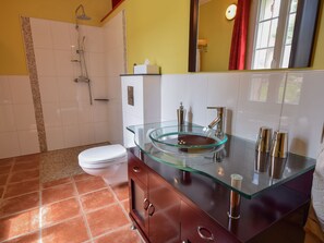 House | Bathroom | Shower, towels - Lush Villa in Castelmoron-sur-lot With Garden (Castelmoron-sur-Lot)