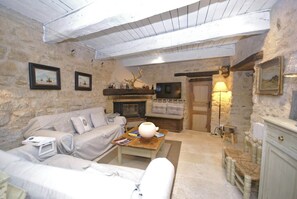 Living room - Authentic Sheepfold Close to a Charming Village (Viens)