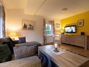 Living room - Atmospheric Holiday Home in a Quiet Location on the Outskirts of Zonnemaire (Zonnemaire)