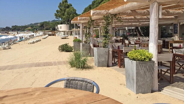 A beachside restaurant with outdoor seating, a sandy beach, and a view of the sea. - Farmhouse, With Large pvt Pool in Provence (Draguignan)