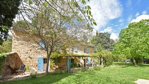 A stone house with a garden, a pergola, and outdoor seating. - Farmhouse, With Large pvt Pool in Provence (Draguignan)
