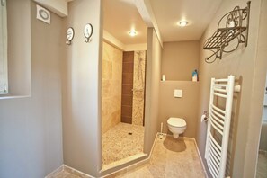 Villa | Bathroom - Villa in Provence With Infinity Pool (Apt)