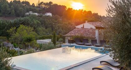 Villa in Provence With Infinity Pool