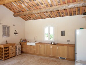 Villa | Room amenity - Villa in Provence With Infinity Pool (Apt)