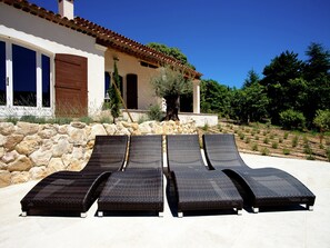 Villa | Balcony - Villa in Provence With Infinity Pool (Apt)