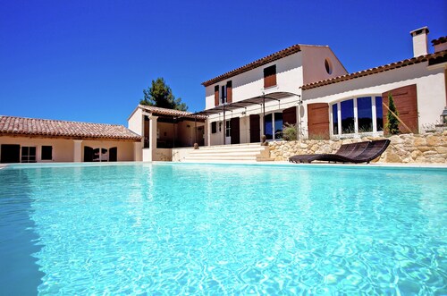 Villa in Provence With Infinity Pool
