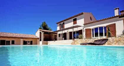 Villa in Provence With Infinity Pool