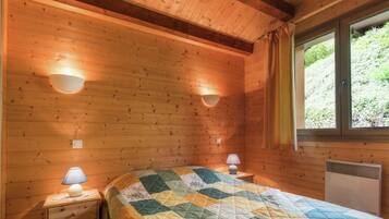 Chalet | 2 bedrooms, individually furnished, bed sheets