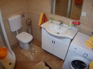 Apartment | Badezimmer | Dusche, Handtücher