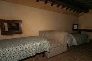 3 bedrooms, individually furnished, bed sheets - Luxury, Modern Apartment With Pool and Stunning Views (Narni)