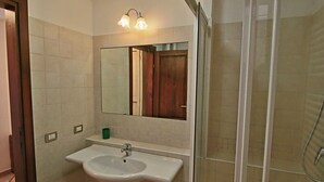 Bathroom | Towels - Agriturismo in the Hills, Private Terrace, Swimming Pool and Beautiful View (Trevi)