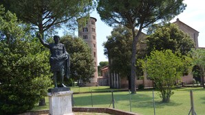 A statue in a park with a building in the background. - Comfort in Lido Delle Nazioni (Comacchio)