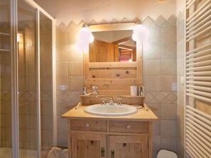 Cottage | Kamar mandi | Shower