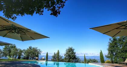 Villa in Tuscany With Pool & Vineyard Views