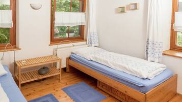 House | 2 bedrooms, individually furnished, iron/ironing board, bed sheets