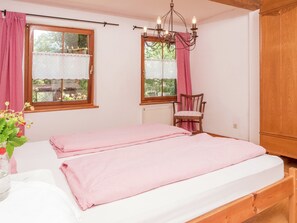 Casa | 2 habitaciones, muebles diferentes y tabla de planchar con plancha 
