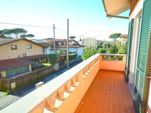House | Balcony - Luxurious Holiday Home in Montignoso With Garden (Montignoso)