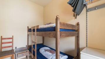 Apartment | 2 bedrooms, individually furnished, bed sheets