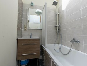 House | Bathroom - Cozy Holiday Home in Breskens near Beach (Breskens)