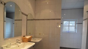 House | Bathroom - Spacious Holiday Home near National Park (Loon op Zand)