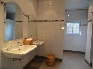 Bathroom - Spacious Holiday Home near National Park (Loon op Zand)