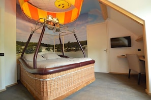 A room with a hanging bed, a television, and a desk. - Family Home w/ Trampoline (Haaren)