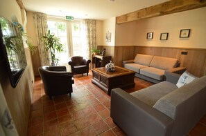 Living room - Family Home w/ Trampoline (Haaren)