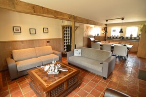 Living room - Family Home w/ Trampoline (Haaren)