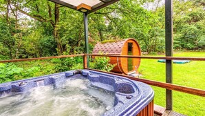 Spa - Sun Kissed Bungalow in Uden with Sauna, Hot Tub, Terrace (Uden)