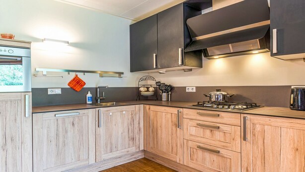 Private kitchen - Sun Kissed Bungalow in Uden with Sauna, Hot Tub, Terrace (Uden)