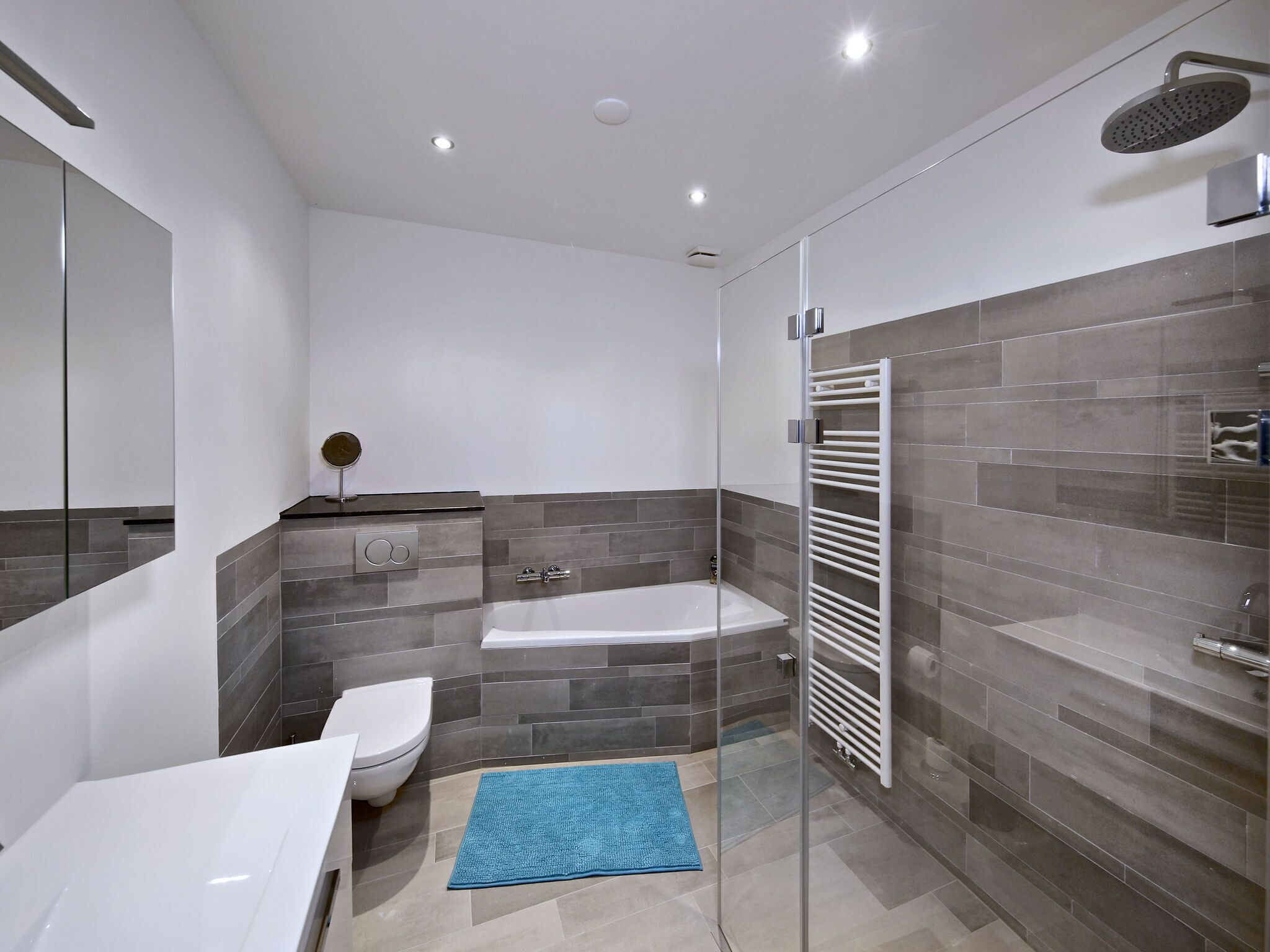 Bathtub, towels