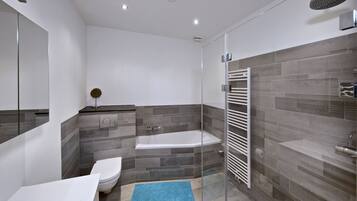 Bathtub, towels