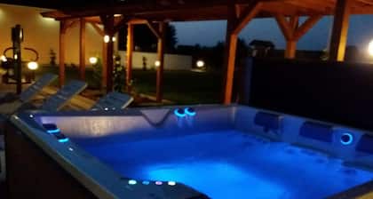 Przytulny Domek z Sauna , Jacuzzi i Basenem