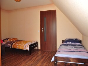 2 bedrooms, bed sheets - Przytulny Domek z Sauna , Jacuzzi i Basenem (gmina Sianów)