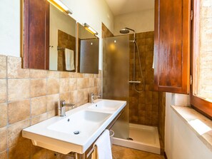 Ferienhaus | Badezimmer | Dusche, Handtücher