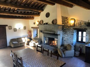 House | Dining - Belvilla by OYO Farmhouse With Swimming Pool (Apecchio)