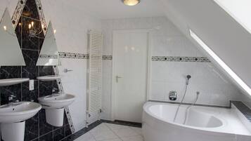 Rumah | Kamar mandi | Bathtub dan handuk