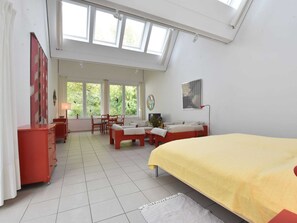 2 عدّة غرف نوم وطراز فريد لكل وحدة وملاءات أسرّة