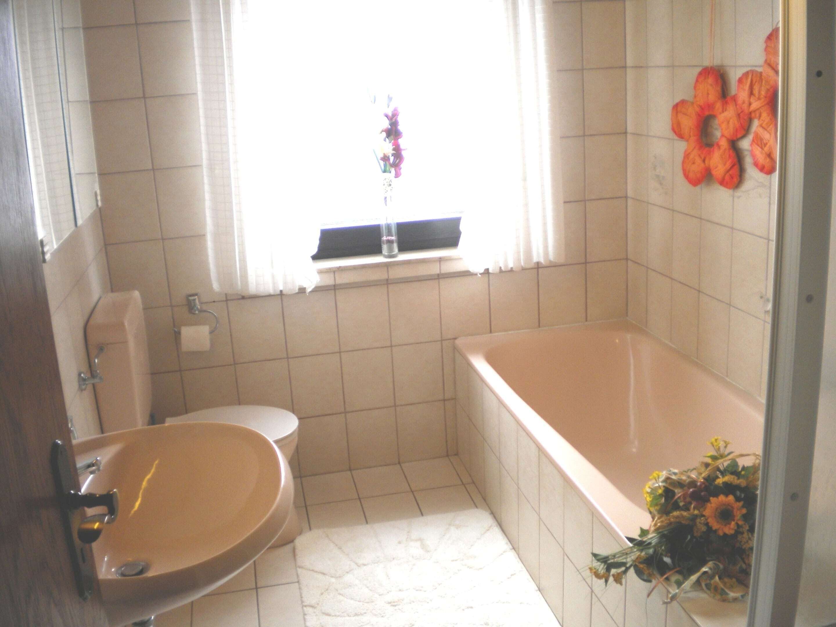 A bathroom with a sink, toilet, and bathtub.