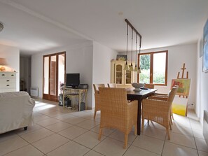 Dining - Elegant Villa in Bize-minervois With Swimming Pool (Bize-Minervois)