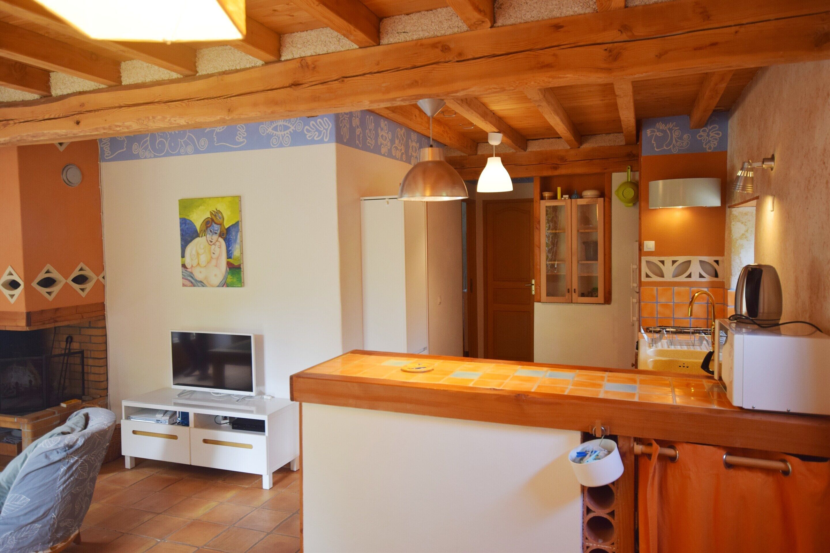 Eine Küche mit Holztischplatte, Spüle, Herd und Kühlschrank.