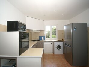 House | Private kitchen | Fridge, microwave, oven, dishwasher - Cosy Holiday Home With Swimming Pool in Stunning Location Near the Beaches! (Porto-Vecchio)