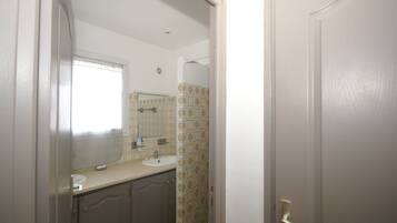 Rumah | Kamar mandi | Shower dan handuk