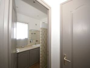 House | Bathroom | Shower, towels - Cosy Holiday Home With Swimming Pool in Stunning Location Near the Beaches! (Porto-Vecchio)