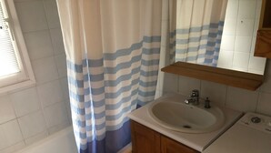 Appartement | Badkamer | Een bad, handdoeken